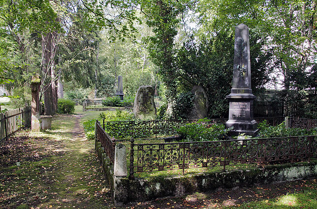 Das Grabfeld der Familien Mauthe nimmt den größten Bereich auf dem Friedhof ein. Hier haben auch die verwandten Familien Jung, Bertsch ...