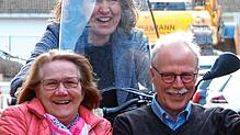 Karin Paulsen-Zenke und Gerhard Zenke wurden von Birgit Kiefer mit der Rikscha zur Ehrung gefahren.