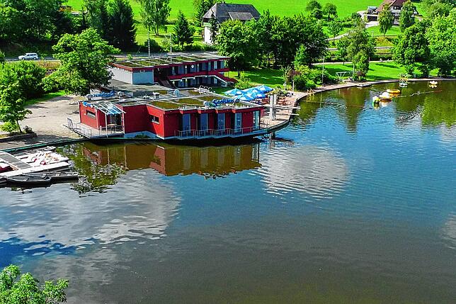 Das Restaurant Seehaus liegt idyllisch direkt am Klosterweiher.