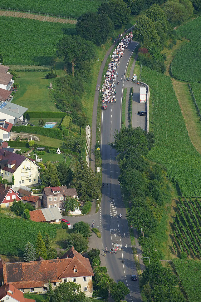 Aus Immenstaad zog ein Sternmarsch mit rund 400 Teilnehmern nach Hagnau.