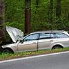 Aufgrund von noch ungeklärten Ursachen kam am Sonntagabend ein Auto von der L220 ab und prallte gegen einen Baum. Der Fahrer wurde ...