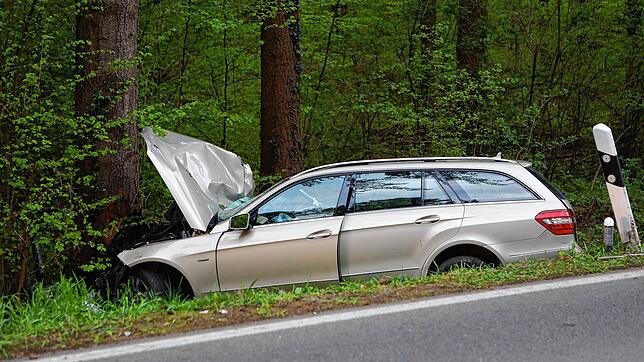 Aufgrund von noch ungeklärten Ursachen kam am Sonntagabend ein Auto von der L220 ab und prallte gegen einen Baum. Der Fahrer wurde ...