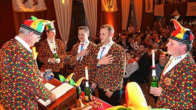 Narrenrichter Jürgen Koterzyna ernennt und vereidigt zwei neue Gerichtsnarren: Christoph Stetter und Matthias Stolp. Marcel Reiser und ...