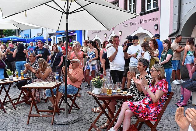 Bild 30: Donaueschingen genießt ausgelassen den Samstagabend beim Donauquellfest