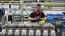 Ein RRPS-Mitarbeiter arbeitet an der Montage eines MTU-Motors der Baureihe 2000. Der Friedrichshafener Motorenbauer will sich angesichts ...