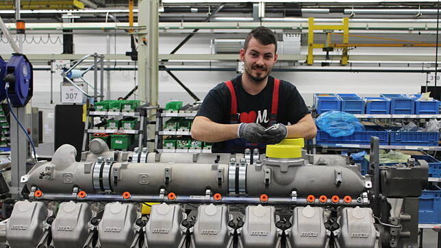 Ein RRPS-Mitarbeiter arbeitet an der Montage eines MTU-Motors der Baureihe 2000. Der Friedrichshafener Motorenbauer will sich angesichts ...