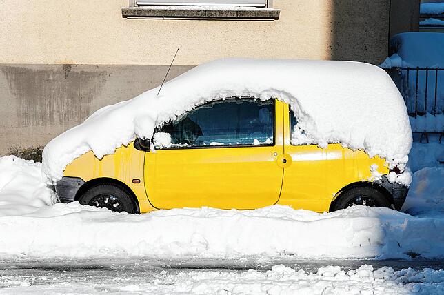 Bild 6: Schneemassen in Konstanz: Traglufthalle von Tennisclub bricht zusammen, Warnung vor Waldspaziergängen, Verkehr eingeschränkt