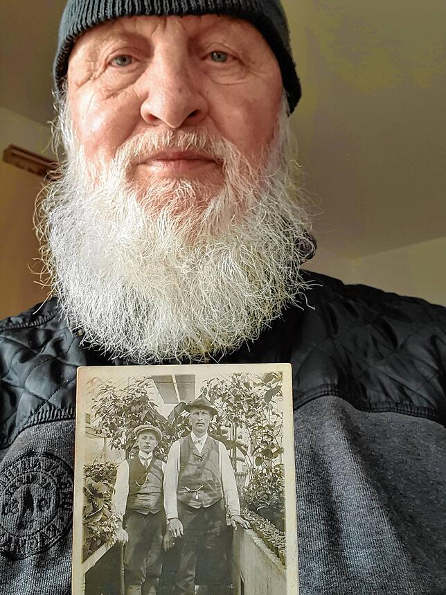 Peter Grüninger hält ein Foto seines Großvaters Wilhelm Eichin (rechts im Bild) und einem Gärtnergesellen in einem Gewächshaus auf dem ...