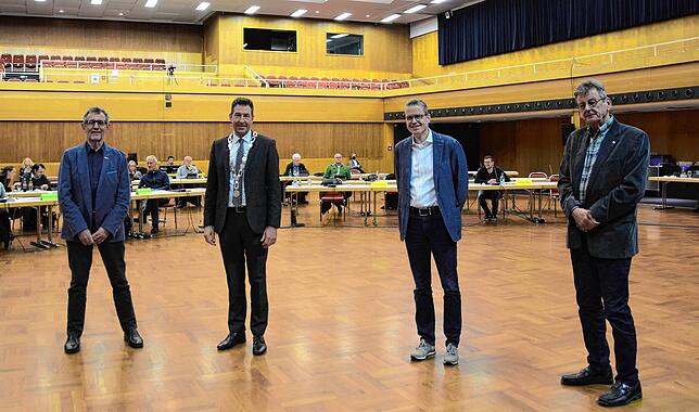 Im Stadtrat geht es am 23. März auch um Personalien: Franz Wild (von links) verpflichtet Oberbürgermeister Erik Pauly für dessen zweite ...