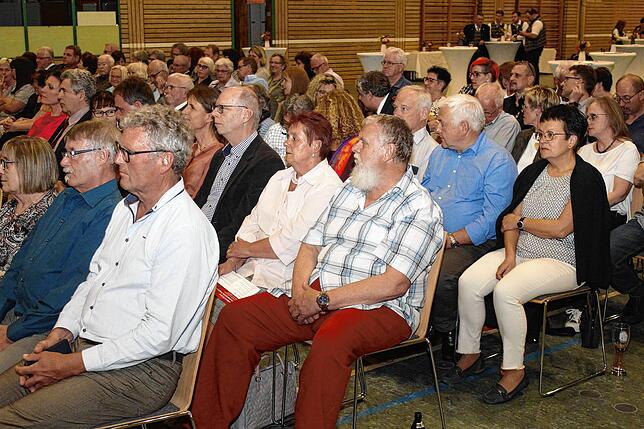 Geladene Gäste aus dem öffentlichen Leben wohnten dem Festakt „50 Jahre Gesamtgemeinde Neuhausen ob Eck“ bei.