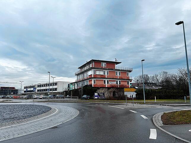 Auf dem Grundstück, auf dem das „rote Haus“ steht, könnte eine Unterkunft für Geflüchtete entstehen. Das Haus, einst größtes ...