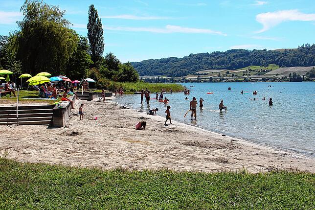 Im Strandbad Öhningen können sich Besucher auf einen Sandstrand freuen.