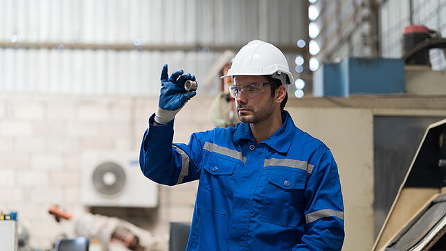 Die Nachfrage nach Zerspanungsmechanikern ist auf dem Arbeitsmarkt hoch. Aber was verdient man in diesem Beruf?