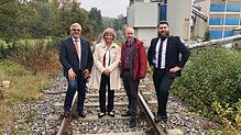 Bei einer Ortsbesichtigung der Ablachtalbahn-Strecke in Krauchenwies treffen aufeinander (von links): Ulrich Bohnacker, Andrea ...
