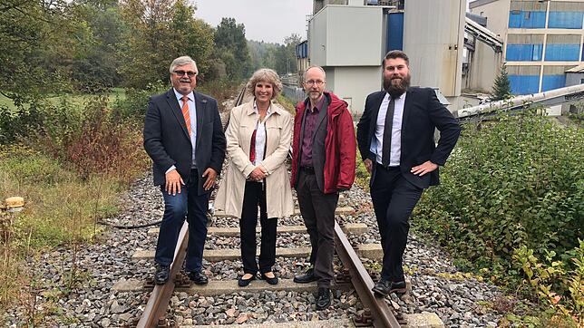 Bei einer Ortsbesichtigung der Ablachtalbahn-Strecke in Krauchenwies treffen aufeinander (von links): Ulrich Bohnacker, Andrea ...