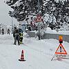 Einsatz der Feuerwehr in Friedrichshafen-Fischbach. Ein Baum drohte wegen der Schneelast am Bahnübergang umzukippen.