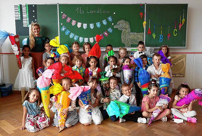 Die Lama-Klasse 1b der Waldeckschule mit Klassenlehrerin Valentina Janka.