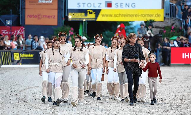 Bild 17: Tausende beim Showabend zur Eröffnung des Fest der Pferde 2024