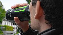 Ein junger Mann trinkt einen Energydrink (nachgestelltes Bild): Mediziner sehen den Überkonsum von Energiegetränken bei Jugendlichen ...