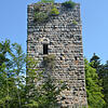 Der Bergfried der Burg Steinegg ist der Schönste der drei Türme der Roggenbacher Schlösser.