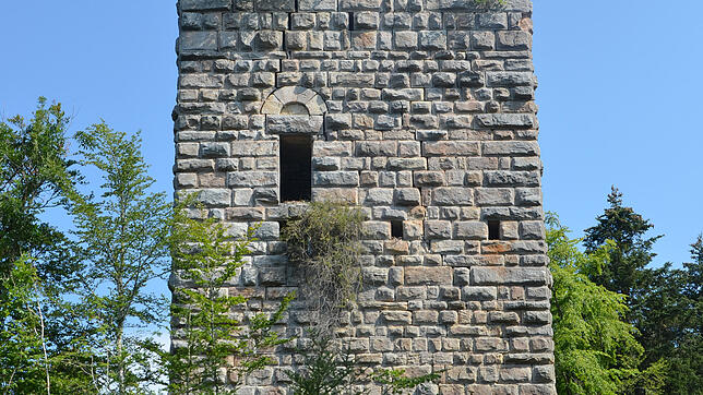 Der Bergfried der Burg Steinegg ist der Schönste der drei Türme der Roggenbacher Schlösser.
