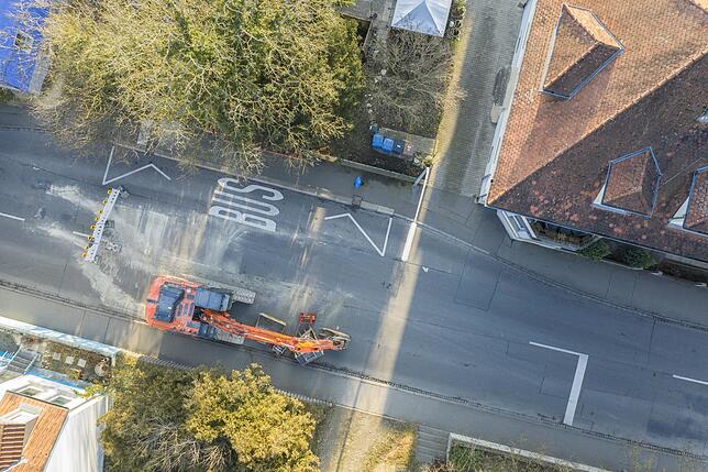 Bei den Straßenbauarbeiten werden auch Kanalisation und Versorgungsleitungen saniert – der Bagger steht bereit.