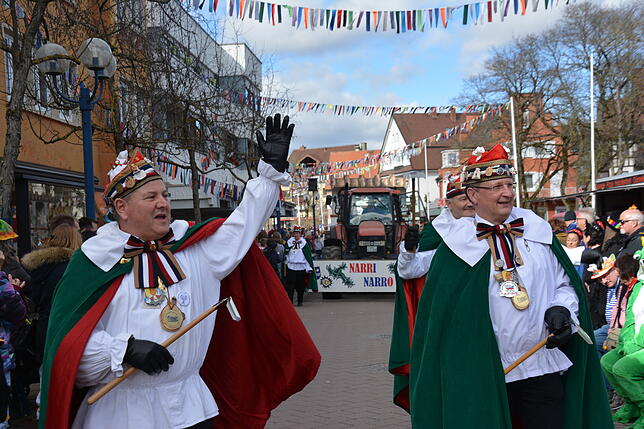 Zunftmeister Joachim &bdquo;Mille&ldquo; Müller (links) und Vize Volker Martin führen den Montagsumzug der Narrenzunft an.