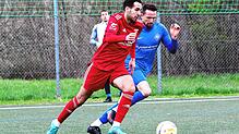 Hier konnte sich Joshua Keller (FC Überlingen, links) gegen Fabian Gamp (FC Neustadt) durchsetzen. Auch während der gesamten Partie ...