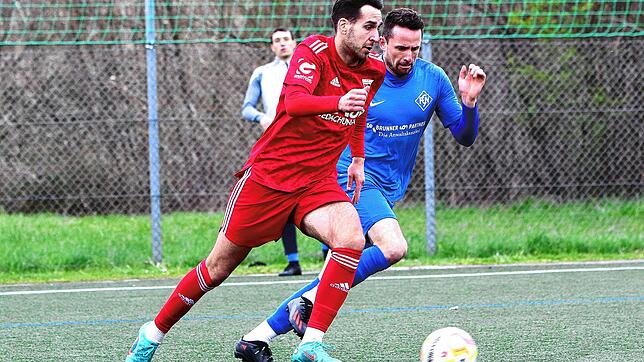 Hier konnte sich Joshua Keller (FC Überlingen, links) gegen Fabian Gamp (FC Neustadt) durchsetzen. Auch während der gesamten Partie ...