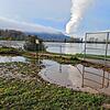 Im westlichen Teil des Minigolfplatzes Waldshut steht noch immer Wasser. Im Hintergrund: Die Dampfsäule des Kernkraftwerks Leibstadt.