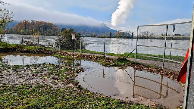Im westlichen Teil des Minigolfplatzes Waldshut steht noch immer Wasser. Im Hintergrund: Die Dampfsäule des Kernkraftwerks Leibstadt.