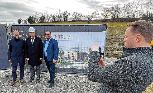 Der Mann für alle Fälle: Spitalverwalter und Stadtkämmerer Stefan Krause fotografiert Christoph Keckeisen (stv. Landrat), Jan Zeitler ...