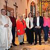 Pfarrer Bernd Walter (links) ist zur Wiedereröffnung der St.-Mauritius-Kirche gekommen und zelebriert den festlichen Gottesdienst. ...