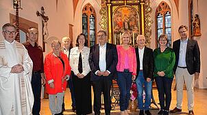 Pfarrer Bernd Walter (links) ist zur Wiedereröffnung der St.-Mauritius-Kirche gekommen und zelebriert den festlichen Gottesdienst. ...