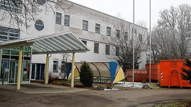 Seit Wochen wird im Krankenhaus ausgeräumt. Möbel, Tische, Schränke, Betten und vieles mehr landet im Container.