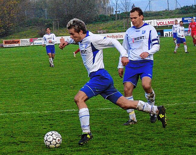 Armin Kech (vorn) und Harry Zimmer vom FC Erzingen