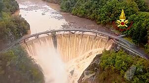 Das Standbild aus einem Video der italienischen Feuerwehr zeigt einen Wasserfall von dem Fluss Valla in der Region Piemont. Nach ...