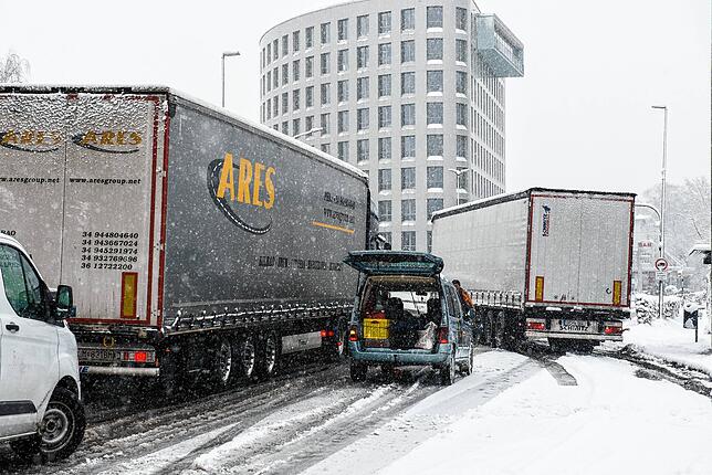 Schnee-Chaos auf den Straßen in Friedrichshafen: Viele Beschäftigte arbeiten deshalb lieber von Zuhause. Bild: Bengelsdorf