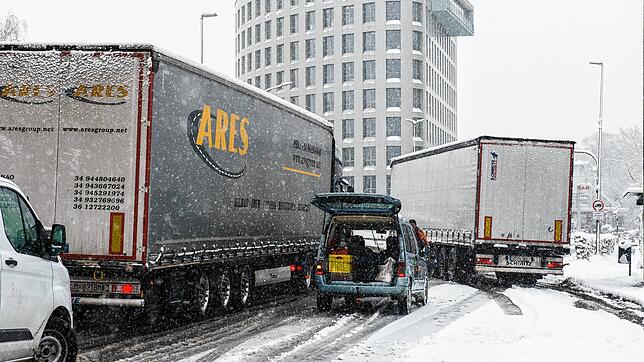 Schnee-Chaos auf den Straßen in Friedrichshafen: Viele Beschäftigte arbeiten deshalb lieber von Zuhause. Bild: Bengelsdorf