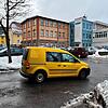 Ein Fahrzeug der Deutschen Post verlässt den Zustellstützpunkt St. Georgen.