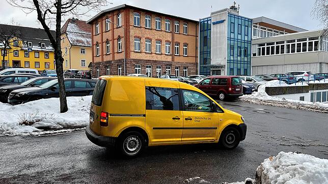 Ein Fahrzeug der Deutschen Post verlässt den Zustellstützpunkt St. Georgen.