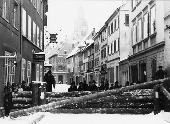 Eine Panzersperre aus Baumstämmen in der Heldenstraße – die man heute als Münsterstraße kennt.