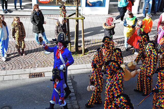 Bild 7: Bilder vom Umzug und dem Narrenbaum-Stellen in Stockach