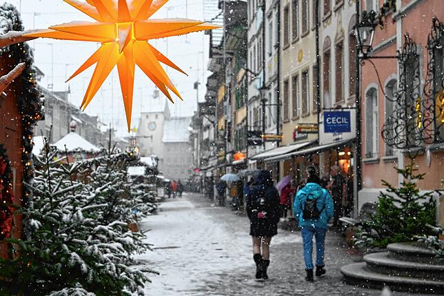 Der Schnee in bester Weihnachtsmarktatmosphäre auf der Kaiserstraße in Waldshut.