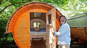 Auch in dieser Saison sind die beliebten Schlaffässer und Hütten auf Campingplätzen nur geduldet. Die zuständigen Kommunen müssen in ...