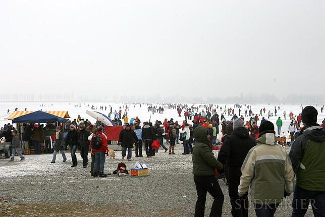 Im Jahr 2009 war die Eisfläche auf dem Gnadensee reisig – viele Menschen nutzen dies für einen Ausflug. Bild: Oliver Hanser