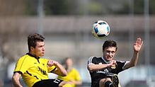 Nach dem 1:0-Sieg beim FC Öhningen-Gaienhofen (rechts Eduard Mladoniczky) belegt der SV Denkingen (links Marcel Brack) weiter den ...
