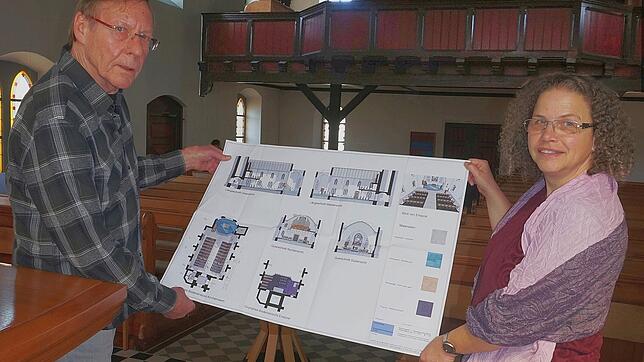 Bald ist hier eine Baustelle: Ulrich Hoffmann und Pfarrerin Susanne Illgner in der evangelischen Christuskirche in Tiengen zeigen den ...