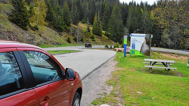 Der beschauliche Parkplatz an der L&nbsp;146 oberhalb von Menzenschwand wird an schönen Tagen oft zum Treffpunkt von Motorradfahrern, ...