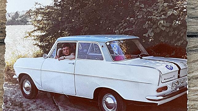 Ein historisches Bild: Im August 1970 fährt Helmut Merz mit seinem kurz davor gekauften Kadett A nach Hamburg zu einem Heimspiel seines ...